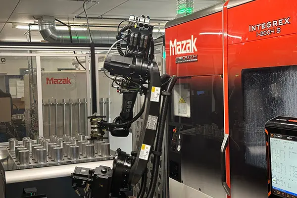 Robot-arm sikrer, at produktionen nu kan køre fra tidlig morgen til sen aften – uden at kræve ekstra mandskab.